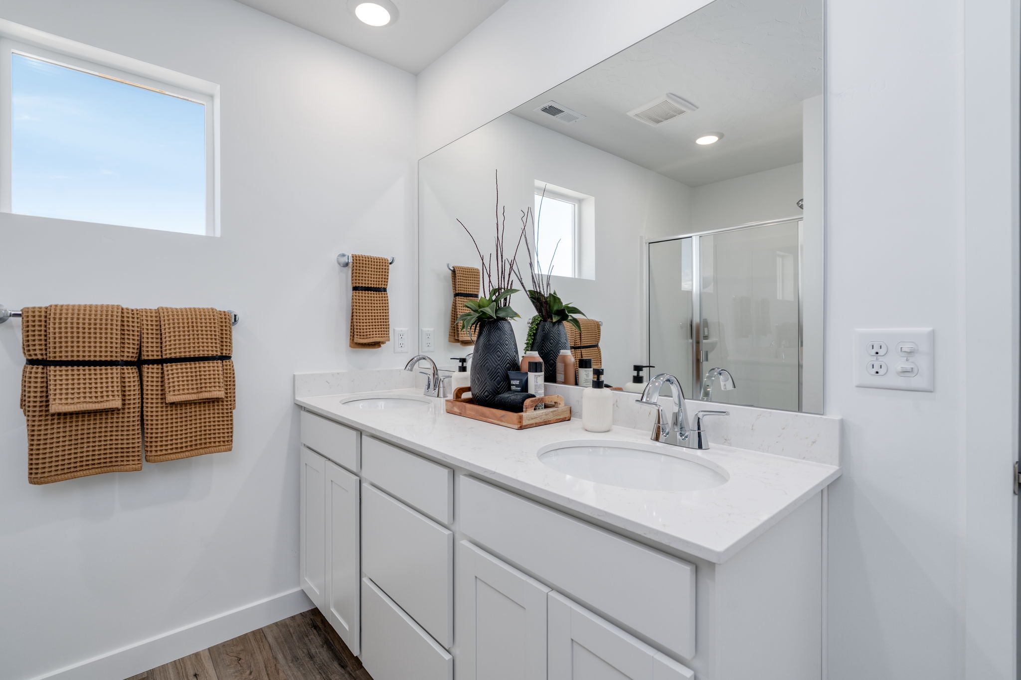 A bathroom with a sink and mirror.